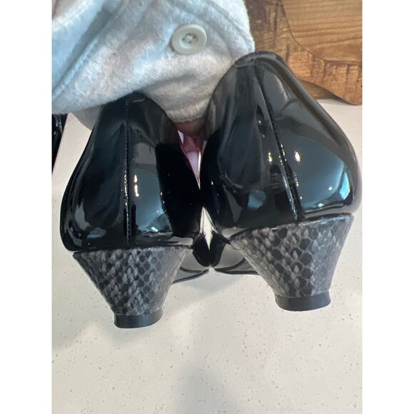 Cole Haan size 7 black patent leather pumps peep toe shoes - Picture 2 of 4